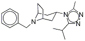 8-Benzyl-3-(3-(isopropyl-d6)-5-methyl-4H-1,2,4-triazol-4-yl)-exo-8-azabicyclo[3.2.1]octane Struktur