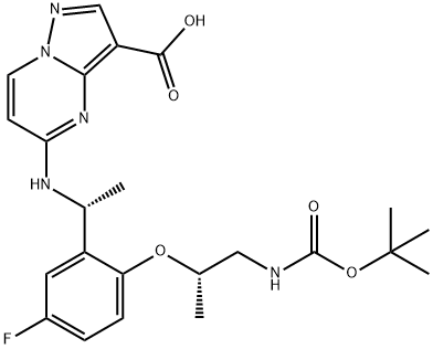 5-(((R)-1-(2-(((S)-1-((tert-butoxycarbonyl)amino)propan-2-yl)oxy)-5-fluorophenyl)ethyl)amino)pyrazolo[1,5-a]pyrimidine-3-carboxylic acid Struktur