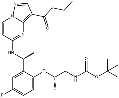 ethyl 5-(((R)-1-(2-(((S)-1-((tert-butoxycarbonyl)amino)propan-2-yl)oxy)-5-fluorophenyl)ethyl)amino)pyrazolo[1,5-a]pyrimidine-3-carboxylate Struktur