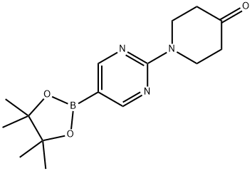 1-(5-(4,4,5,5-tetramethyl-1,3,2-dioxaborolan-2-yl)pyrimidin-2-yl)piperidin-4-one Struktur