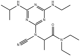 2-{cyano[4-(ethylamino)-6-(isopropylamino)-1,3,5-triazin-2-yl]amino}-N,N-diethylpropanamide Struktur