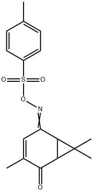 3,7,7-trimethyl-5-[{p-toluenesulfonyloxy}imino]bicyclo[4.1.0]hept-3-en-2-one Struktur