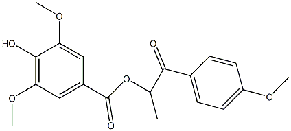 2-(4-methoxyphenyl)-1-methyl-2-oxoethyl 4-hydroxy-3,5-dimethoxybenzoate Struktur