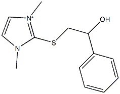 2-[(2-hydroxy-2-phenylethyl)sulfanyl]-1,3-dimethyl-1H-imidazol-3-ium Struktur