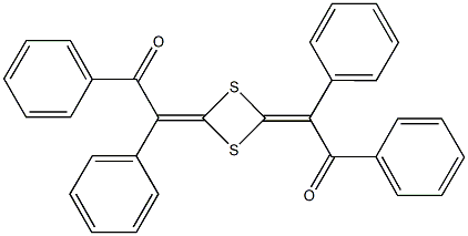 2-[4-(2-oxo-1,2-diphenylethylidene)-1,3-dithietan-2-ylidene]-1,2-diphenylethanone Struktur