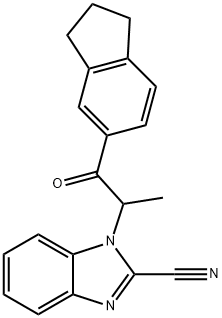 1-[1-(2,3-dihydro-1H-inden-5-yl)-1-oxopropan-2-yl]benzimidazole-2-carbonitrile Struktur