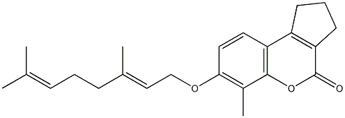7-[(2E)-3,7-dimethylocta-2,6-dienoxy]-6-methyl-2,3-dihydro-1H-cyclopenta[c]chromen-4-one Struktur