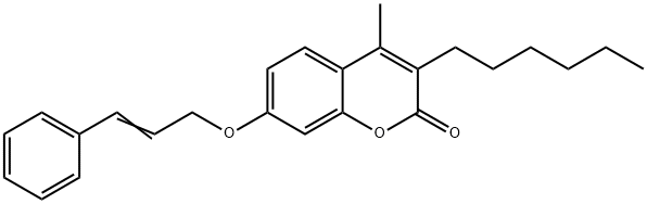 3-hexyl-4-methyl-7-[(E)-3-phenylprop-2-enoxy]chromen-2-one Struktur