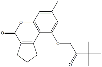 9-(3,3-dimethyl-2-oxobutoxy)-7-methyl-2,3-dihydro-1H-cyclopenta[c]chromen-4-one Struktur