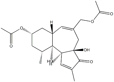 (3aR)-8β-Acetyloxy-5-(acetyloxy)methyl-4,6aα,7,8,9,10,10a,10bβ-octahydro-3aα,10aβ-dihydroxy-2,10β-dimethylbenz[e]azulen-3(3aH)-one Struktur