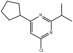 4-chloro-6-cyclopentyl-2-(propan-2-yl)pyrimidine Struktur