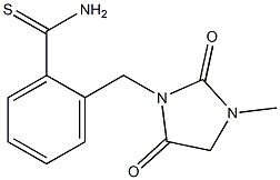 2-[(3-methyl-2,5-dioxoimidazolidin-1-yl)methyl]benzene-1-carbothioamide Struktur