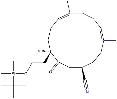 (1R,4R,7E,11E)-4-[2-(tert-Butyldimethylsiloxy)ethyl]-3-oxo-4,8,12-trimethylcyclotetradeca-7,11-diene-1-carbonitrile Struktur