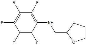 2,3,4,5,6-pentafluoro-N-(oxolan-2-ylmethyl)aniline Struktur