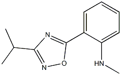 N-methyl-2-[3-(propan-2-yl)-1,2,4-oxadiazol-5-yl]aniline Struktur