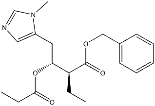 (2S,3R)-2-Ethyl-4-[(1-methyl-1H-imidazol)-5-yl]-3-propionyloxybutanoic acid benzyl ester Struktur