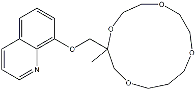 3-Methyl-3-[8-quinolinyloxymethyl]-1,4,7,10-tetraoxacyclotridecane Struktur