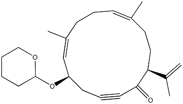 (5R,6E,10E,14S)-14-(1-Methylethenyl)-7,11-dimethyl-5-[(tetrahydro-4H-pyran)-2-yloxy]cyclotetradeca-6,10-dien-2-yn-1-one Struktur