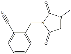 2-[(3-methyl-2,5-dioxoimidazolidin-1-yl)methyl]benzonitrile Struktur