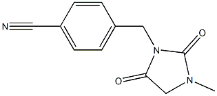 4-[(3-methyl-2,5-dioxoimidazolidin-1-yl)methyl]benzonitrile Struktur