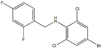 4-bromo-2,6-dichloro-N-[(2,4-difluorophenyl)methyl]aniline Struktur