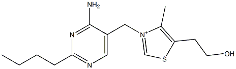 3-[(4-Amino-2-butyl-5-pyrimidinyl)methyl]-5-(2-hydroxyethyl)-4-methylthiazol-3-ium Struktur