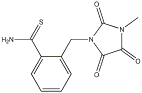 2-[(3-methyl-2,4,5-trioxoimidazolidin-1-yl)methyl]benzene-1-carbothioamide Struktur