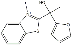 2-[1-Hydroxy-1-(2-furanyl)ethyl]-3-methylbenzothiazol-3-ium Struktur