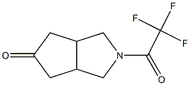 2-(2,2,2-trifluoroacetyl)hexahydrocyclopenta[c]pyrrol-5(1H)-one Struktur