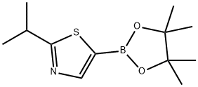 2-isopropyl-5-(4,4,5,5-tetramethyl-1,3,2-dioxaborolan-2-yl)thiazole Struktur