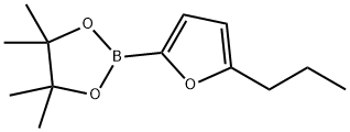 4,4,5,5-tetramethyl-2-(5-propylfuran-2-yl)-1,3,2-dioxaborolane Struktur