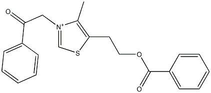 5-[2-(benzoyloxy)ethyl]-4-methyl-3-(2-oxo-2-phenylethyl)-1,3-thiazol-3-ium Struktur