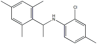 2-chloro-4-methyl-N-[1-(2,4,6-trimethylphenyl)ethyl]aniline Struktur