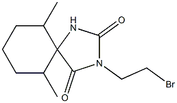 3-(2-bromoethyl)-6,10-dimethyl-1,3-diazaspiro[4.5]decane-2,4-dione Struktur