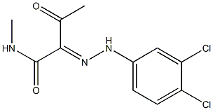 2-[2-(3,4-Dichlorophenyl)hydrazono]-1-(methylamino)butane-1,3-dione Struktur