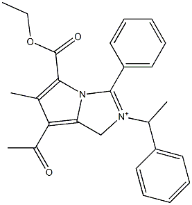 7-Acetyl-5-ethoxycarbonyl-6-methyl-2-(1-phenylethyl)-3-(phenyl)-1H-pyrrolo[1,2-c]imidazol-2-ium Struktur