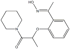 2-{2-[1-(hydroxyimino)ethyl]phenoxy}-1-(piperidin-1-yl)propan-1-one Struktur