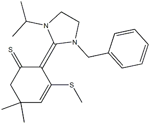 5,5-Dimethyl-2-[(1-benzyl-3-isopropyltetrahydro-1H-imidazol)-2-ylidene]-3-(methylthio)-3-cyclohexene-1-thione Struktur