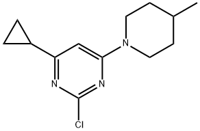 2-chloro-4-(4-methylpiperidin-1-yl)-6-cyclopropylpyrimidine Struktur