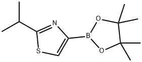 2-isopropyl-4-(4,4,5,5-tetramethyl-1,3,2-dioxaborolan-2-yl)thiazole Struktur