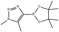 1,5-dimethyl-4-(tetramethyl-1,3,2-dioxaborolan-2-yl)-1H-1,2,3-triazole Struktur