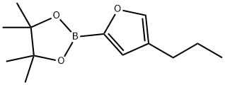 4,4,5,5-tetramethyl-2-(4-propylfuran-2-yl)-1,3,2-dioxaborolane Struktur