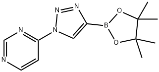 4-(4-(4,4,5,5-tetramethyl-1,3,2-dioxaborolan-2-yl)-1H-1,2,3-triazol-1-yl)pyrimidine Struktur