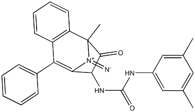 N-(2,5-diaza-2-methyl-3-oxo-6-phenylbicyclo[5.4.0]undeca-1(7),5,8,10-tetraen-4-yl)((3,5-dimethylphenyl)amino)formamide Struktur