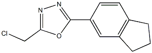 2-(chloromethyl)-5-(2,3-dihydro-1H-inden-5-yl)-1,3,4-oxadiazole Struktur