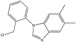 1-[2-(chloromethyl)phenyl]-5,6-dimethyl-1H-1,3-benzodiazole Struktur