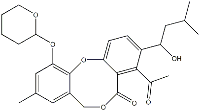 11-[(Tetrahydro-2H-pyran)-2-yloxy]-4-acetyl-9-methyl-3-(1-hydroxy-3-methylbutyl)-5H,7H-dibenzo[b,g][1,5]dioxocin-5-one Struktur