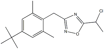 3-[(4-tert-butyl-2,6-dimethylphenyl)methyl]-5-(1-chloroethyl)-1,2,4-oxadiazole Struktur