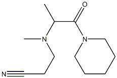 3-{methyl[1-oxo-1-(piperidin-1-yl)propan-2-yl]amino}propanenitrile Struktur