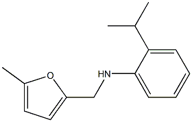 N-[(5-methylfuran-2-yl)methyl]-2-(propan-2-yl)aniline Struktur